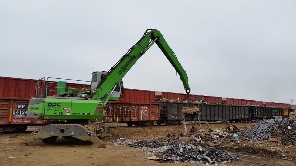 825 loading railcars in Texas