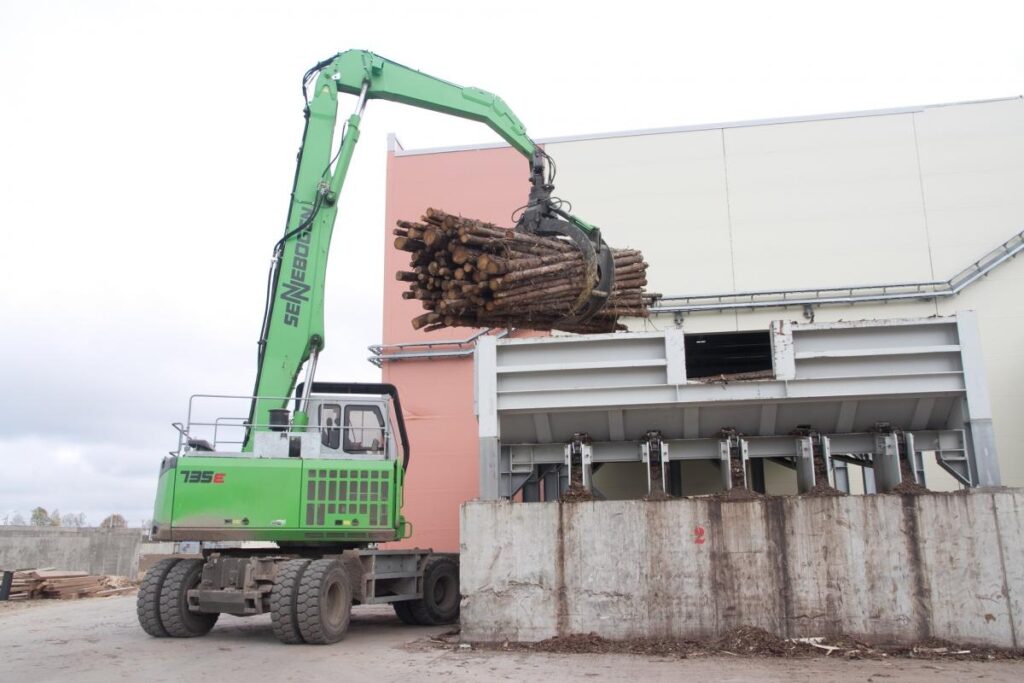 Beyond unloading trucks and stockpiling logs, SENNEBOGEN 735 pick & carry material handlers are used to feed the debarker in the log yard of the Russian oriented strand board plant.