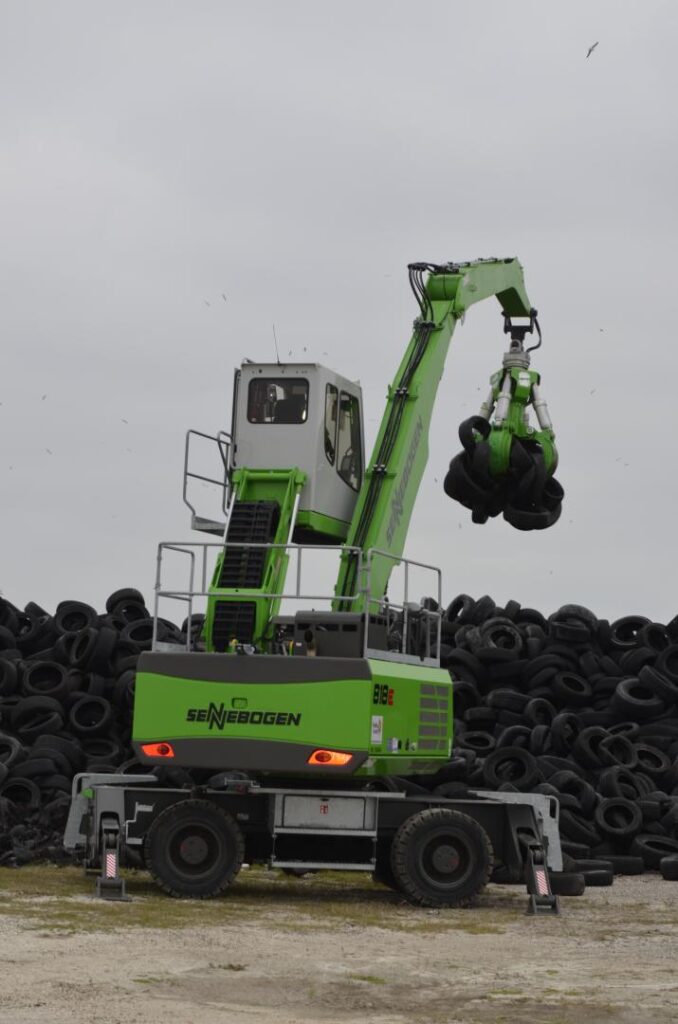 The grapple system of the SENNEBOGEN 818 E is ideally suited for handling tires.