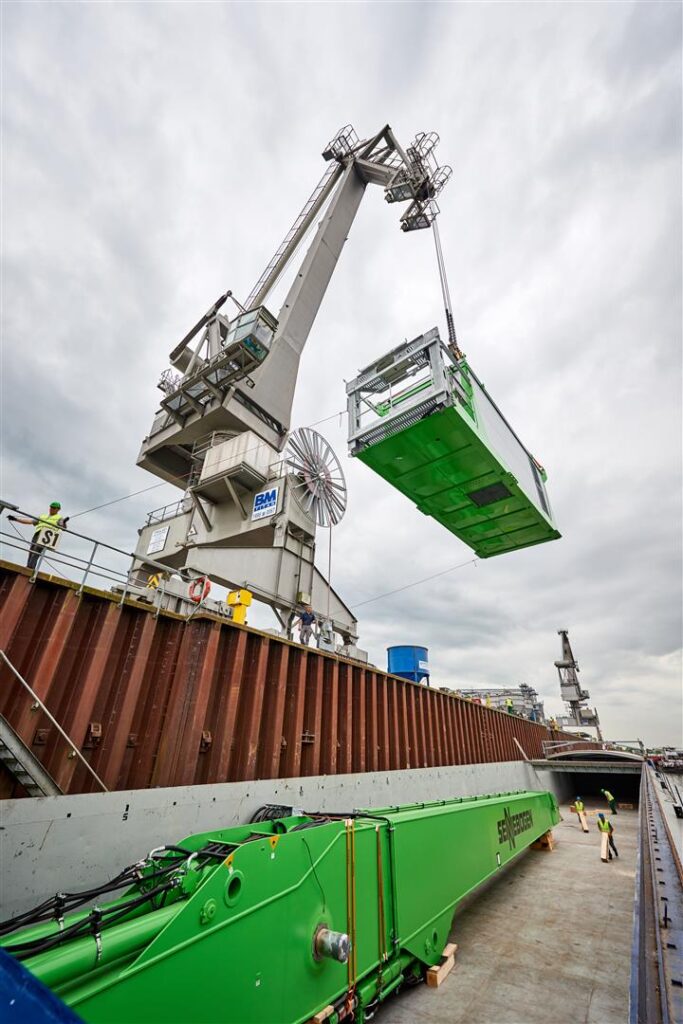 The massive SENNEBOGEN 8400 EQ balance material handler was divided into 36 parts for transportation to Bulgaria along the Danube River from Straubing, Germany.