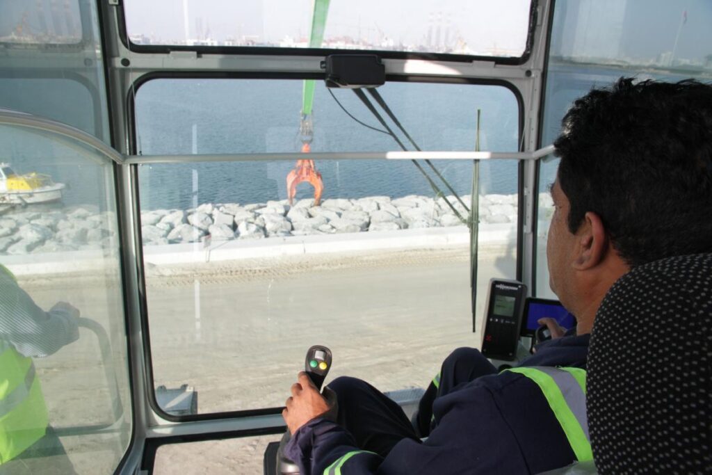 Operators have an ideal overview of their work zone from the elevating SENNEBOGEN Portcab, combining line-of-sight with GPS to move each of the huge rocks into place accurately in as little as 40 seconds.