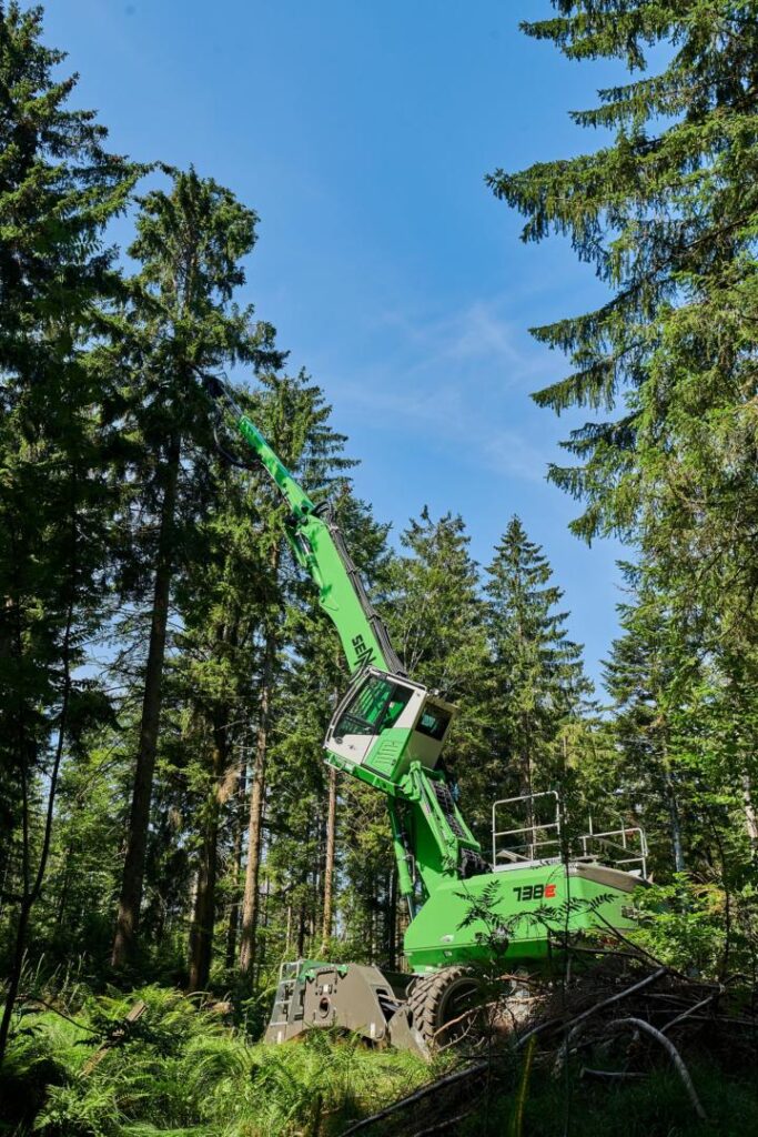 With its 75 ft. (23 m) reach and lifting cab, the operator has a perfect view.