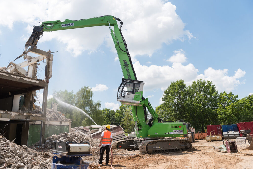 Reach of 62 ft. (19 m), 3.5 ton load capacity – the 830 E demolition handler is a powerful partner on downtown demolition site