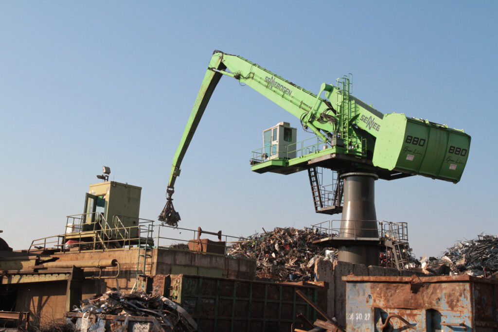 880 EQ and 835 mobile: Efficient material handlers working harmoniously together at Scholz Recycling in Dresden