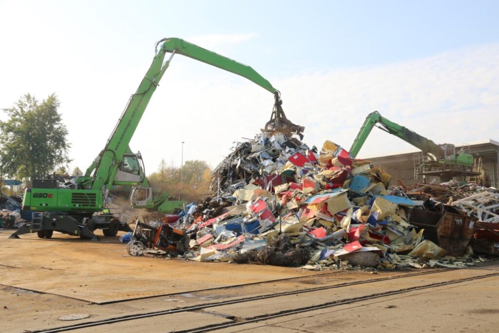 The 830 E mobile material handler complements the stationary unit at the center of Scholz’ scrap yard in Zwickau.