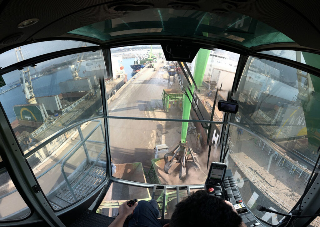 All-round view guaranteed: operators can keep everything in view in the SENNEBOGEN Skylift port cab.