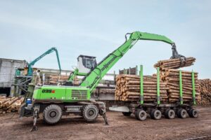 All-rounder in the sawmill: The 835 M-HDS E-Series with trailer feeds the plant, transports and loads logs