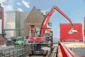 The red 840 R-HD on a 5 ft. (1.5 m) pylon from SENNEBOGEN now supports ATR Landhandel GmbH & Co.KG in bulk material handling 