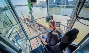 At a height of over 70 ft. (22 m), operators can see perfectly into the ships’ hulls while working. 