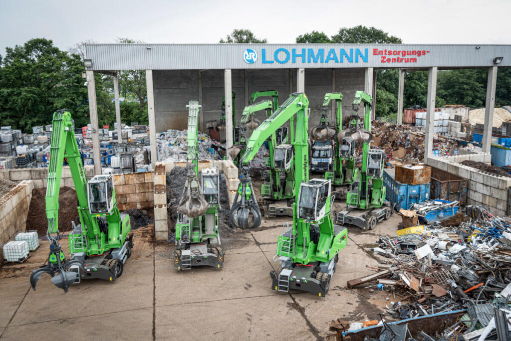 A total of nine material handlers: Lohmann’s team takes care of the recycling of industrial waste, electronic scrap and waste from private households. With the green SENNEBOGEN fleet, the job can be done quickly and in an eco-friendly manner.