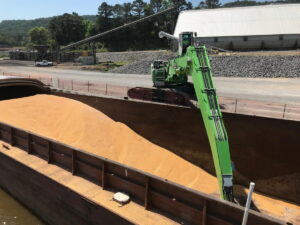 The long reach of the 860 R-HD often allows the operator to move the complete load without having to reposition the machine or the barge.