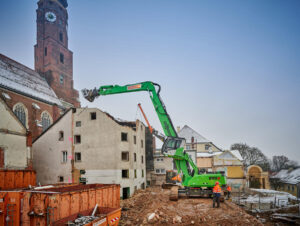 SENNEBOGEN 830 R-HDD: The 45-ton machine with a 15 ft. (4.5 m) wide, telescopic undercarriage proves its stability during demolition in Straubing's city center.