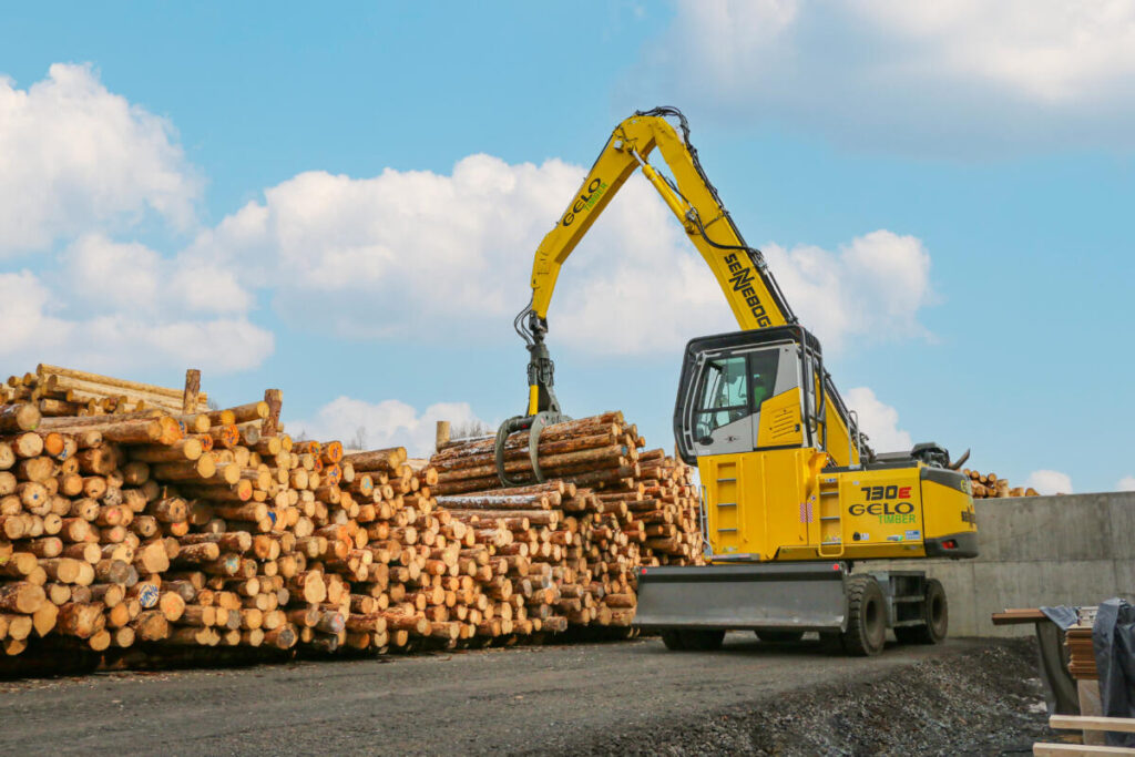 Pick & Carry timber handler 730 E with 1.75 m² hydraulic grab feeds the saw with logs