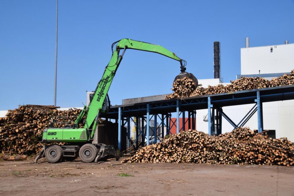 The ability to safely feed a new 22-ft high loading deck was a key factor in the decision to switch to purpose-built SENNEBOGEN log handlers.