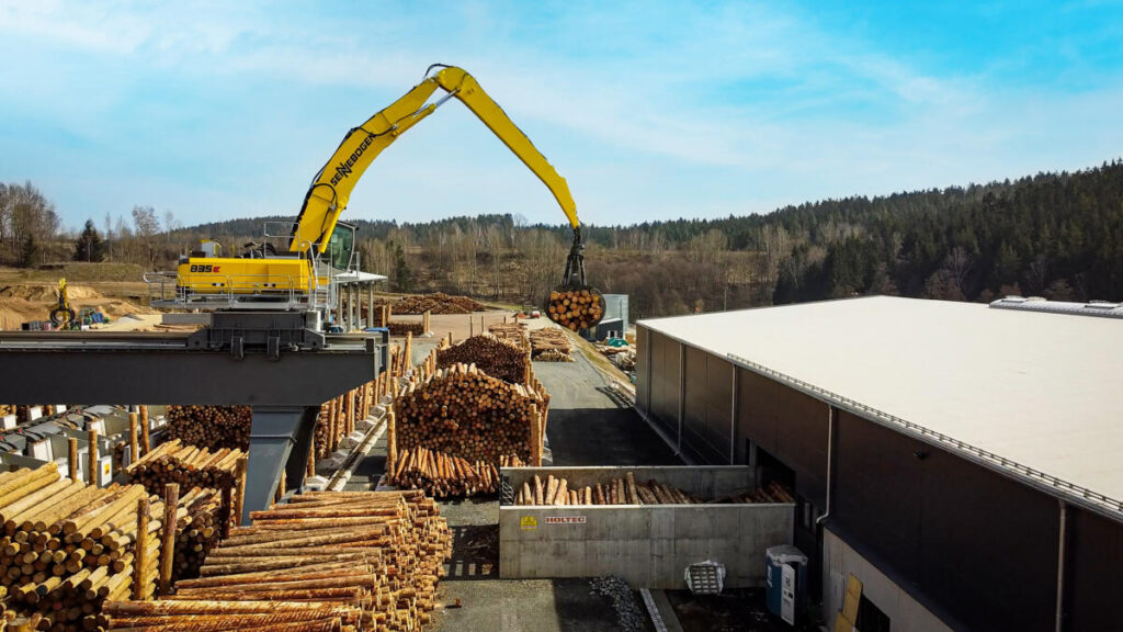 Electric material handler 835 E feeds the modern saw with logs up to 20 ft. (6 m) long