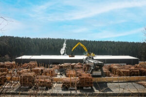 SENNEBOGEN 835 E and a gantry solution with 80 ft. (32 m) track width and 820 ft (112 m) travel distance at GELO Timber