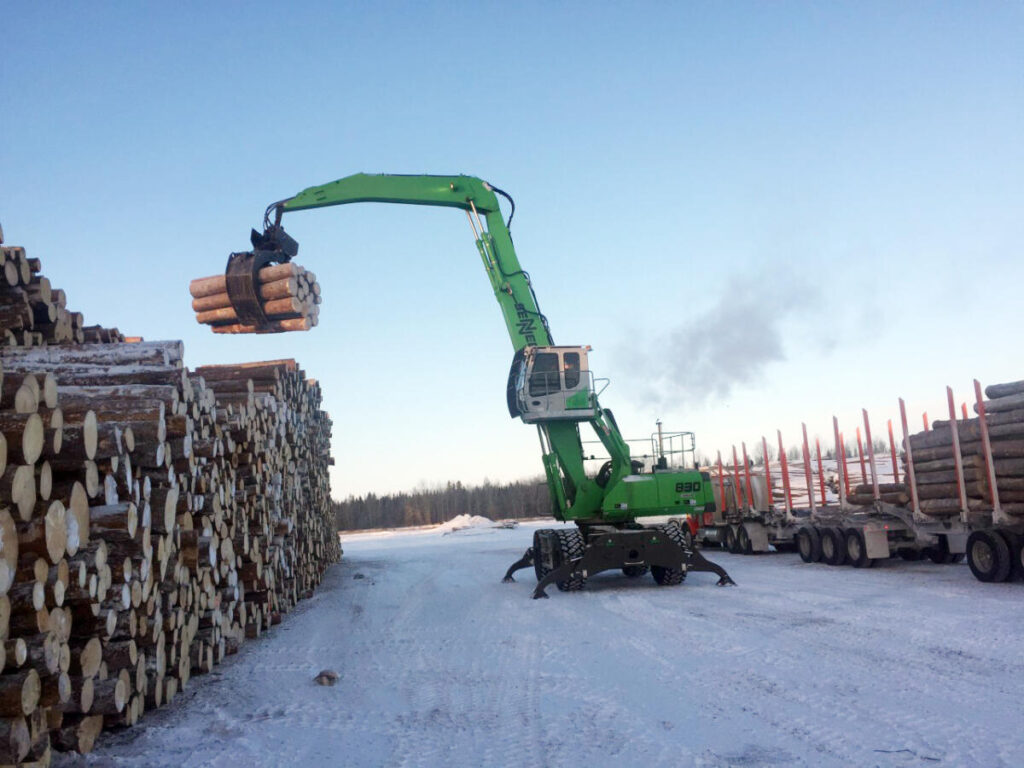 Utilizing the 830’s stacking capability to build high stockpiles, Edgewood has effectively increased yard capacity to feed the appetite of its new sawline.
