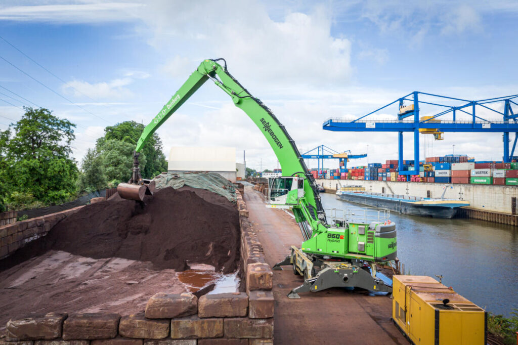 Up to 800 t per hour: When loading ships, the 860 E Hybrid electric material handler offers top performance due to its high load capacity and 75 ft. (23 m) of reach.