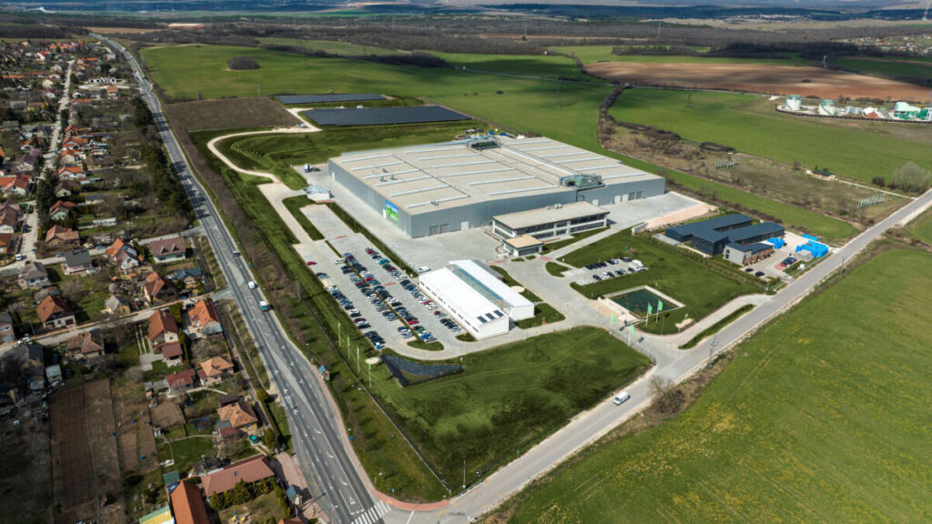 In order to meet the growing demand, SENNEBOGEN has built a new, state-of-the-art steel plant in Litér (Hungary) on an area of around 32 acres (13 ha).