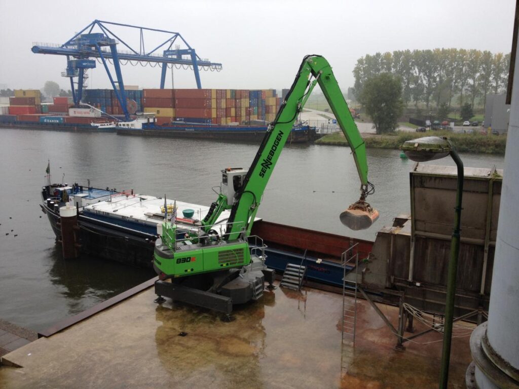 Electric-drive makes sense, especially on the water. Buijs Groot-Ammers replaced their SENNEBOGEN 825 electric-drive material handler with an 830 model to protect the environment and save fuel costs.
