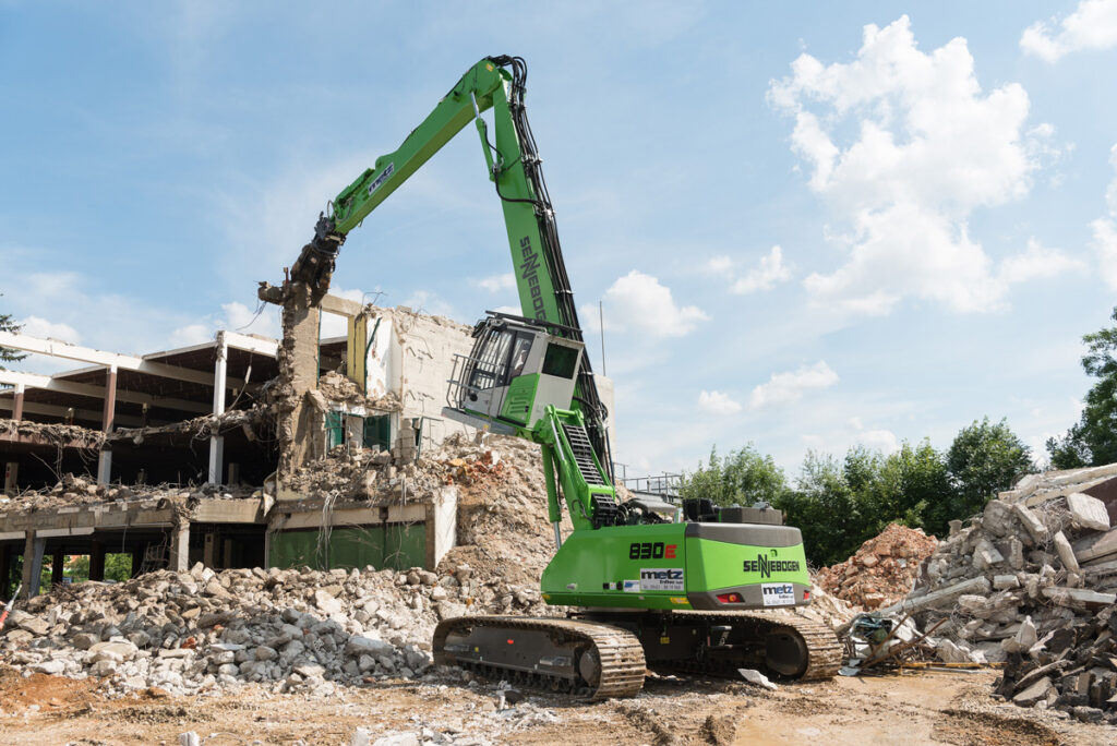 The SENNEBOGEN 830 E demolishing the old furniture store in record time after it stood empty for 10 years