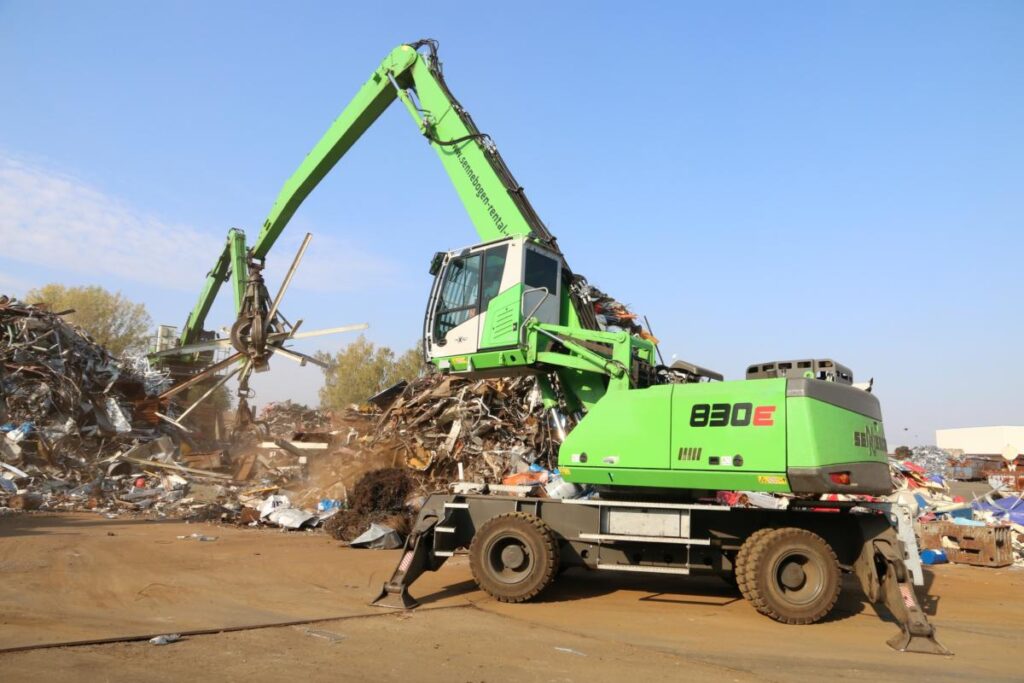 With the convenient Maxcab, operators can get a clear view of the work zone from a height of up to 18 ft. (5.7 m).