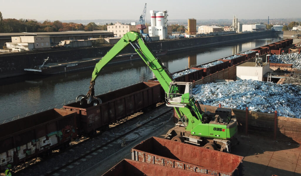 Ideal overview when loading with the 835 E Series mobile material handler from SENNEBOGEN