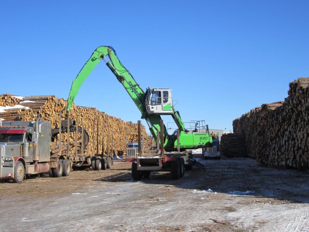 The SENNEBOGEN 830 M-T can handle 1.5 cords of wood in one scoop, so unloading up to 100 trucks a day is 50% faster.