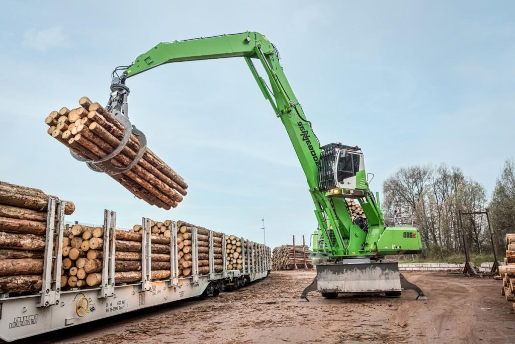 Railcar unloading made easy with the 835 M-HDS E-Series material handler.