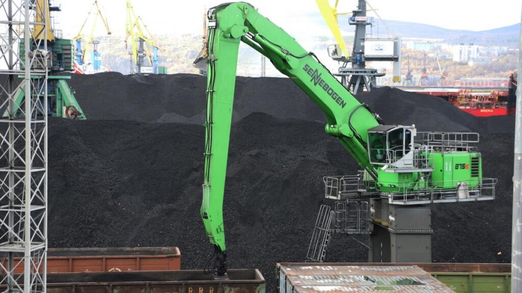 Around 4800 t of coal arrive at Murmansk port by railcar every day. They are unloaded by a SENNEBOGEN 875 with a Green Hybrid Energy Recovery System built on a crawler portal undercarriage and equipped with a 6.5 yd3 (5 m3) clamshell bucket.