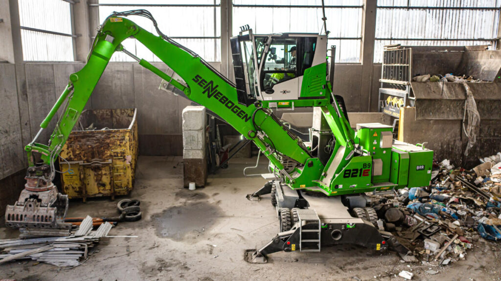 The diesel Powerpack, a 19 kW auxiliary engine for short-distance mobility allows the cable-connected electric material handler to be conveniently driven out of the hall for maintenance.