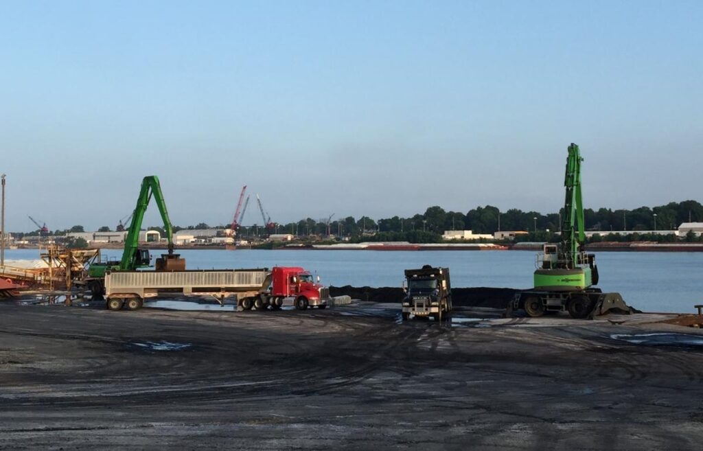The teaming of SENNEBOGEN 860 M (left) and 850 M material handlers keeps bulk material flowing quickly and cleanly at the Watco Terminal and Port Services facility in Louisville, KY.