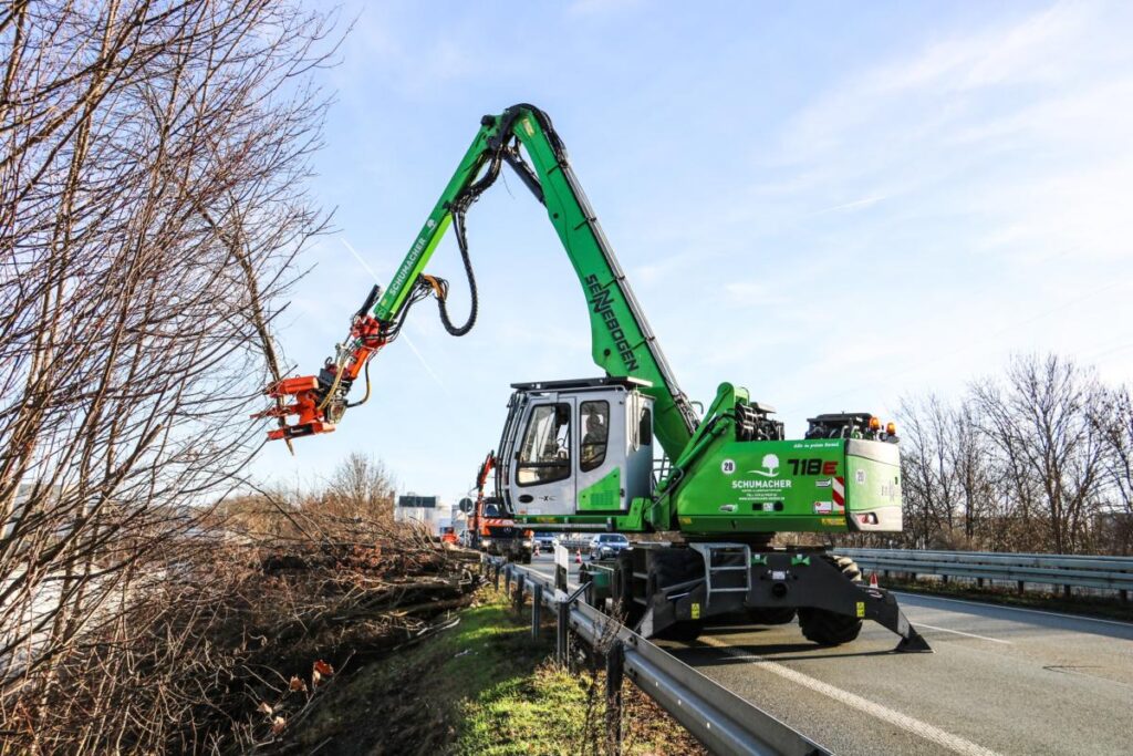 The “street legal” SENNEBOGEN 718 can quickly move between roadside work sites
