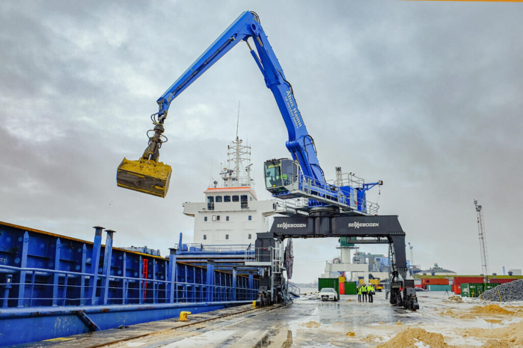 SENNEBOGEN 875 E: Electrically powered material handler with purpose-built rail gantry operates along the 820 ft. (250 m) long dock in the Swedish Port of Åhus