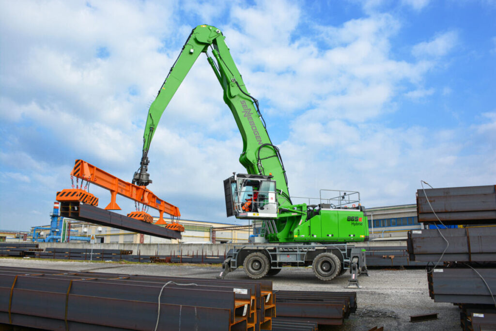 SENNEBOGEN 865 E Hybrid reliably and safely lifts steel products with an electro-magnetic lifting beam.